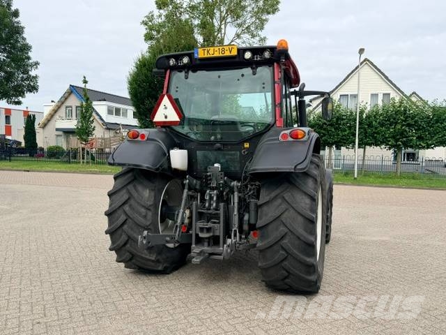 Valtra N103 Hitech5 met voorlader Tractors