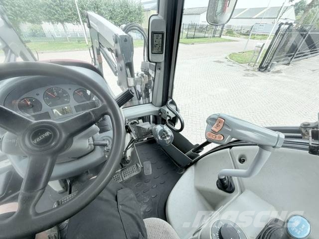 Valtra N103 Hitech5 met voorlader Tractors