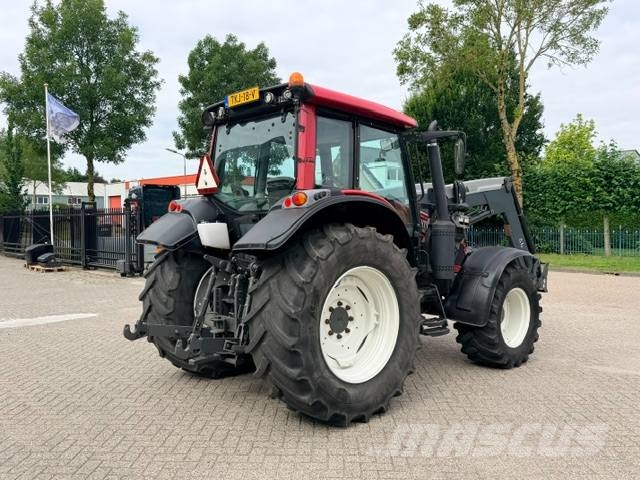 Valtra N103 Hitech5 met voorlader Tractors