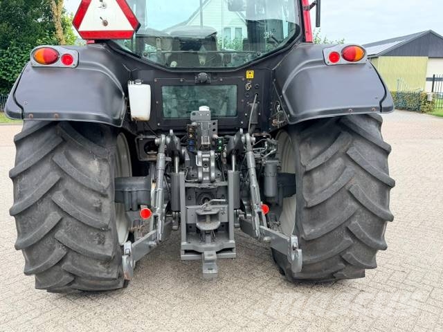 Valtra N103 Hitech5 met voorlader Tractors