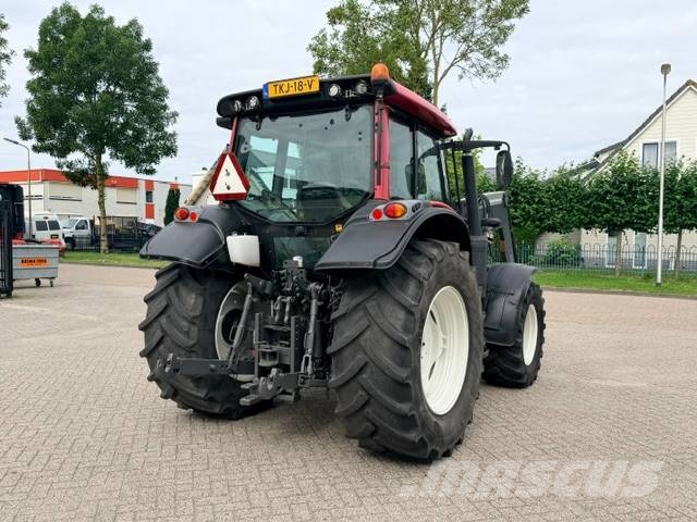 Valtra N103 Hitech5 met voorlader Tractors