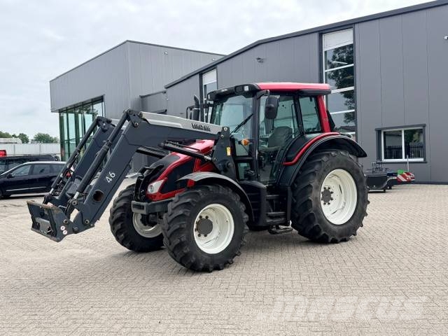 Valtra N103 Hitech5 met voorlader Tractors