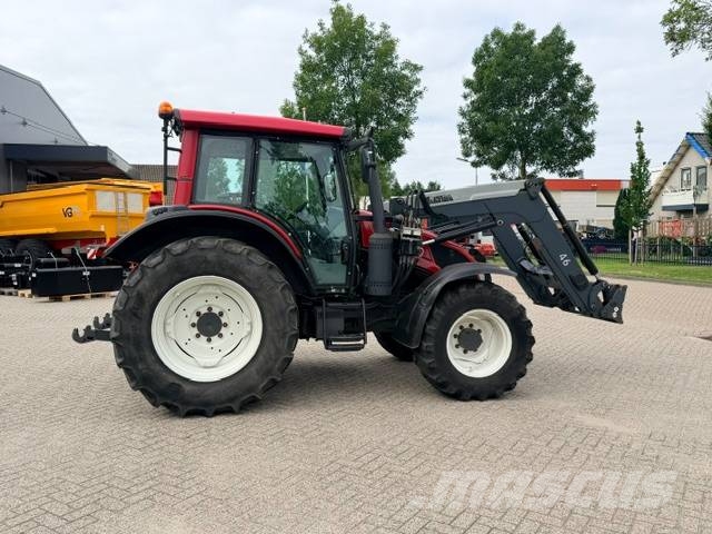 Valtra N103 Hitech5 met voorlader Tractors