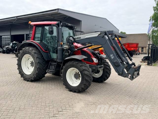 Valtra N103 Hitech5 met voorlader Tractors