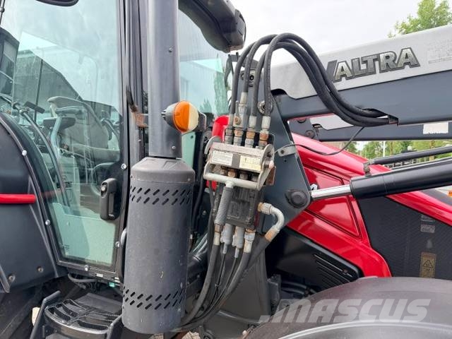Valtra N103 Hitech5 met voorlader Tractors