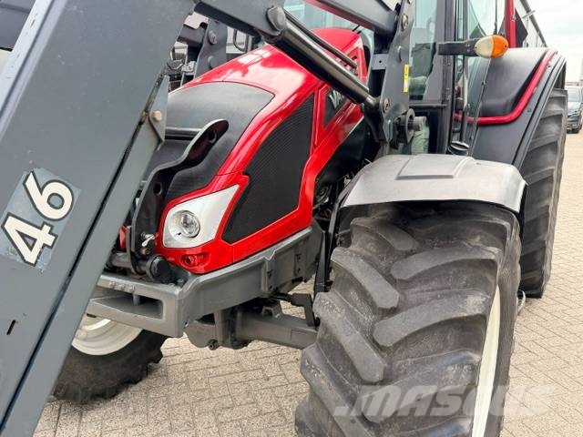 Valtra N103 Hitech5 met voorlader Tractors