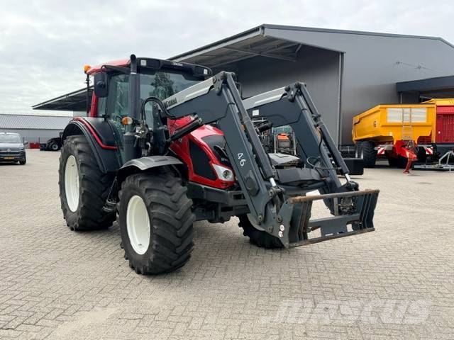 Valtra N103 Hitech5 met voorlader Tractors