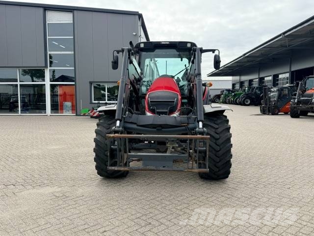Valtra N103 Hitech5 met voorlader Tractors