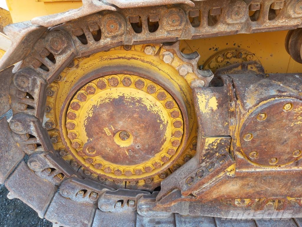 Komatsu D155A-6R (4pcs available for sale in Abu Dhabi) Dozere Beltegående