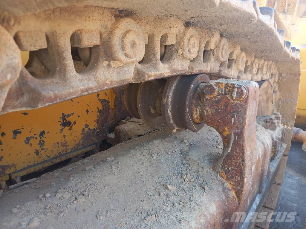 Komatsu D155A-6R (4pcs available for sale in Abu Dhabi) Dozere Beltegående