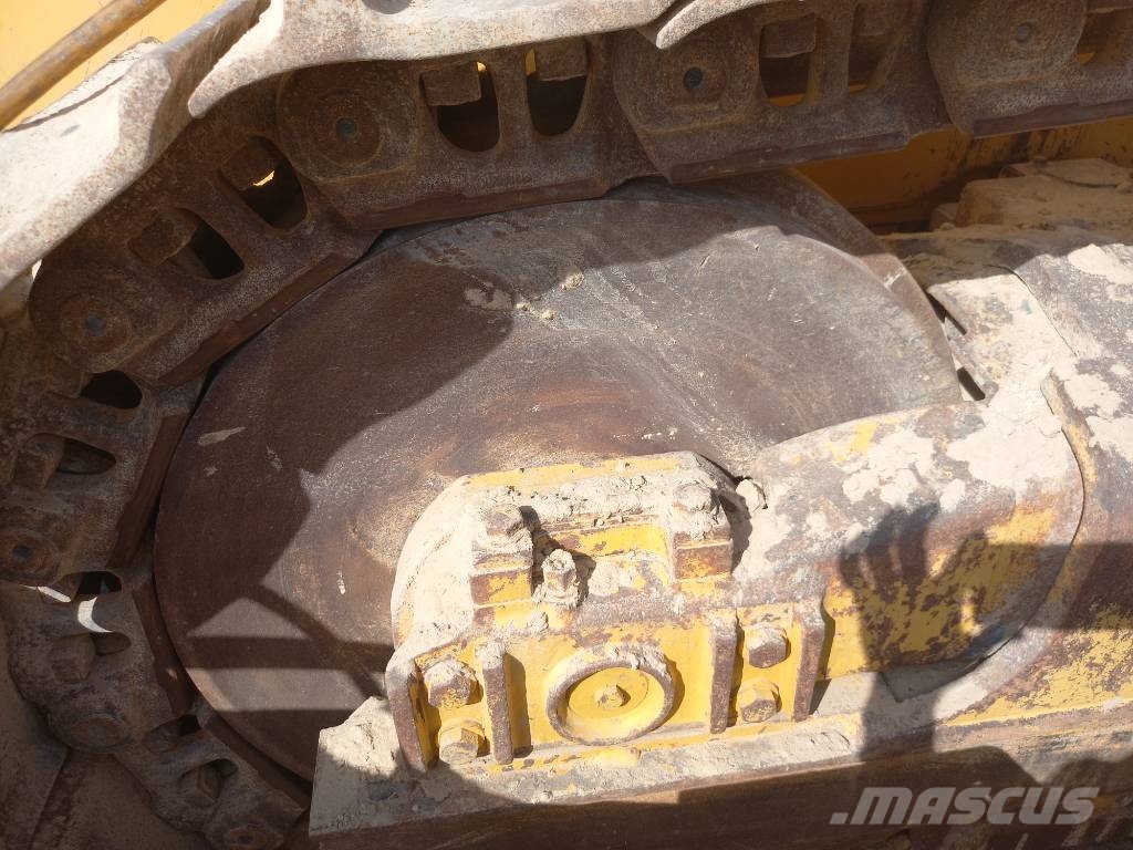 Komatsu D155A-6R (4pcs available for sale in Abu Dhabi) Dozere Beltegående