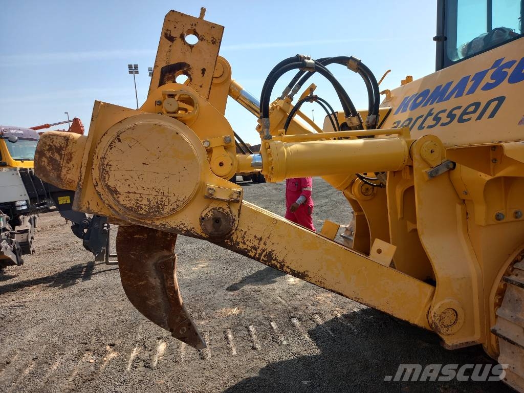 Komatsu D155A-6R (4pcs available for sale in Abu Dhabi) Dozere Beltegående