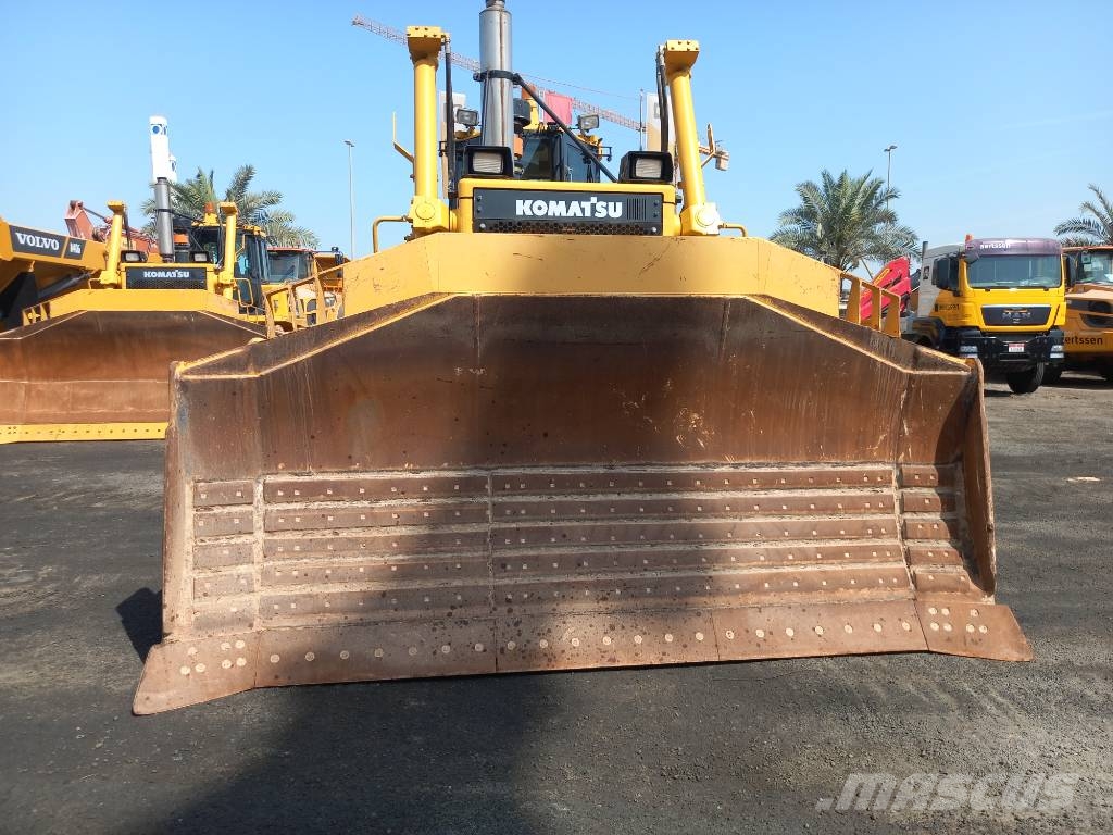 Komatsu D155A-6R (4pcs available for sale in Abu Dhabi) Dozere Beltegående