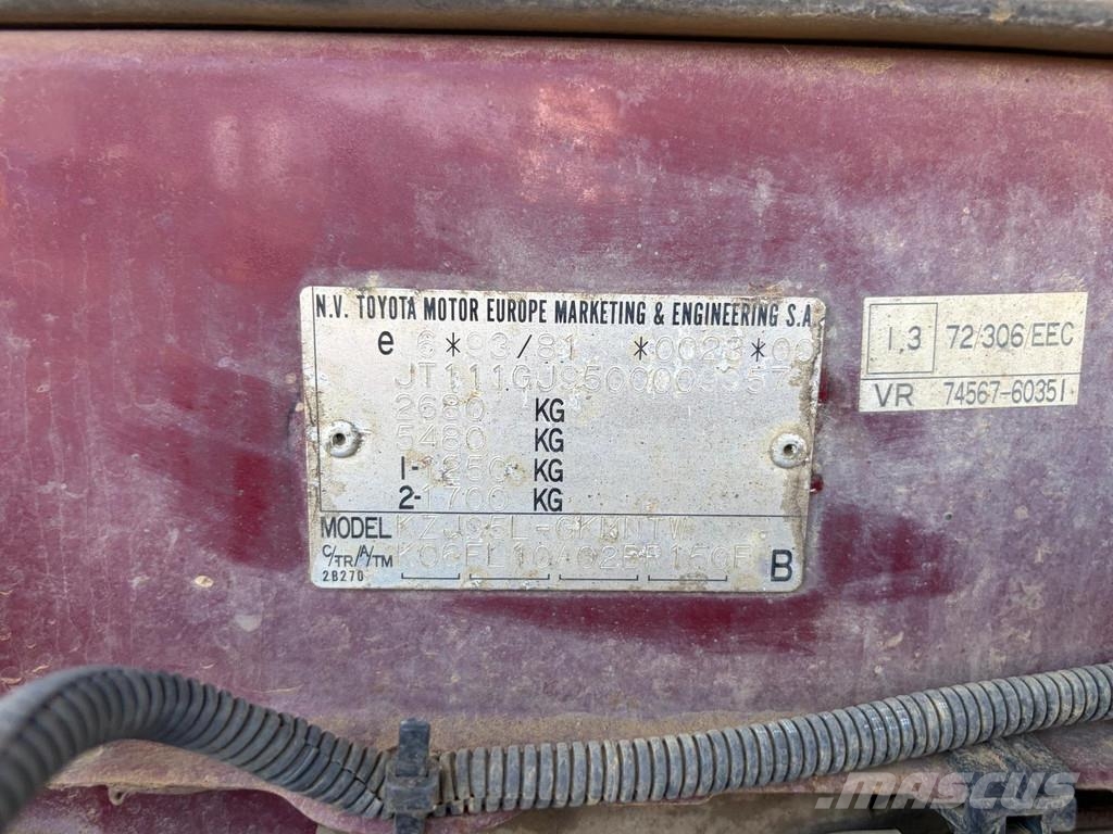 Toyota Land Cruiser VX - SUV - Manual Gearbox - 4x4 - Pow Carros