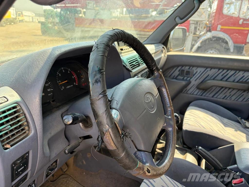 Toyota Land Cruiser VX - SUV - Manual Gearbox - 4x4 - Pow Carros