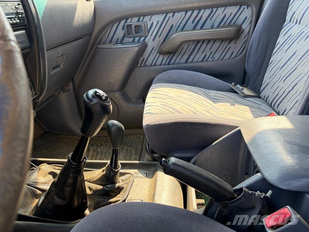 Toyota Land Cruiser VX - SUV - Manual Gearbox - 4x4 - Pow Carros
