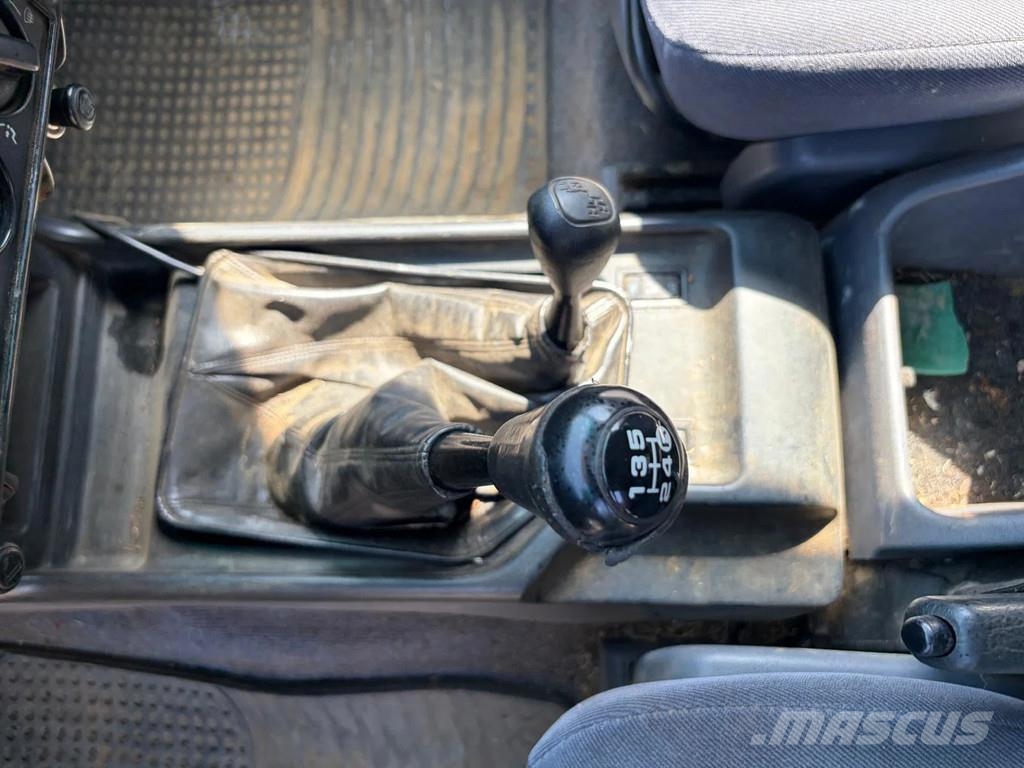 Toyota Land Cruiser VX - SUV - Manual Gearbox - 4x4 - Pow Carros