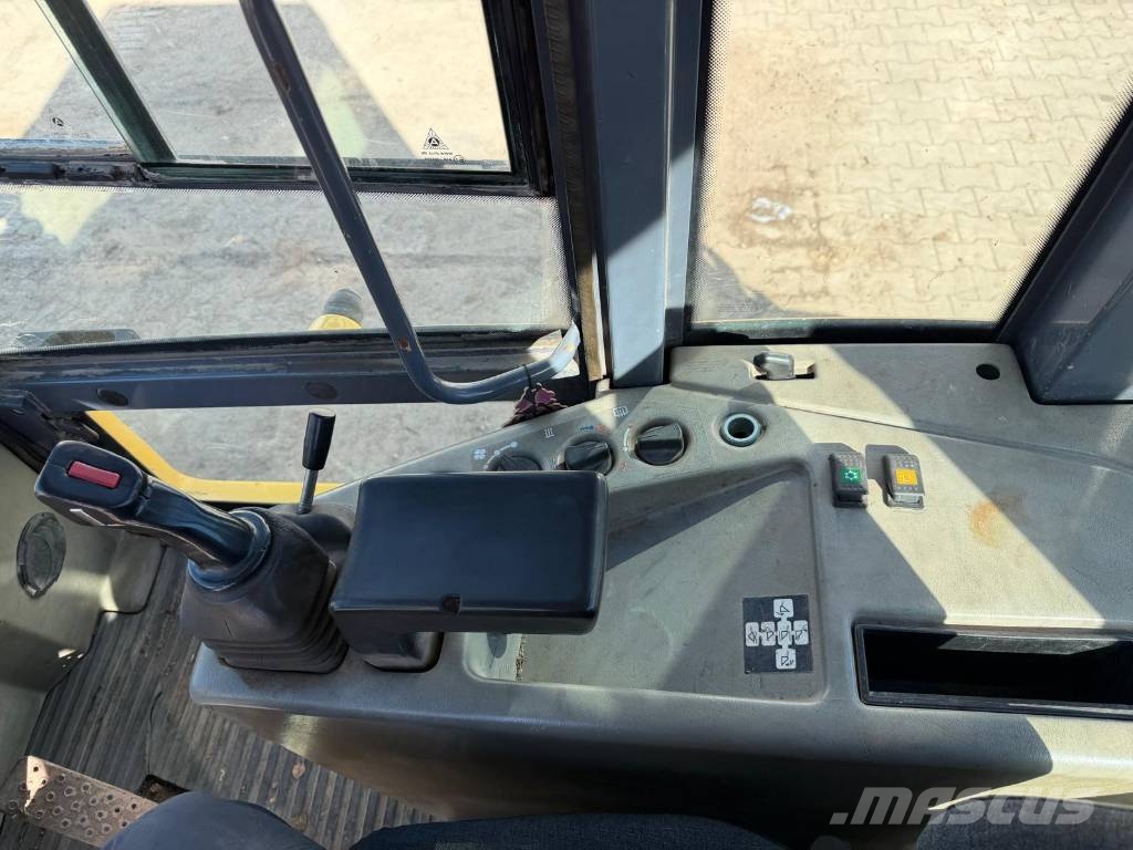 Komatsu WA 75-3 Фронтальные погрузчики
