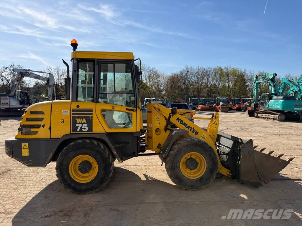 Komatsu WA 75-3 Фронтальные погрузчики