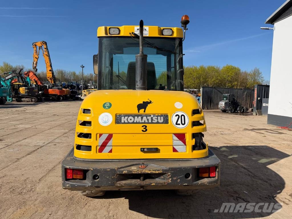 Komatsu WA 75-3 Фронтальные погрузчики