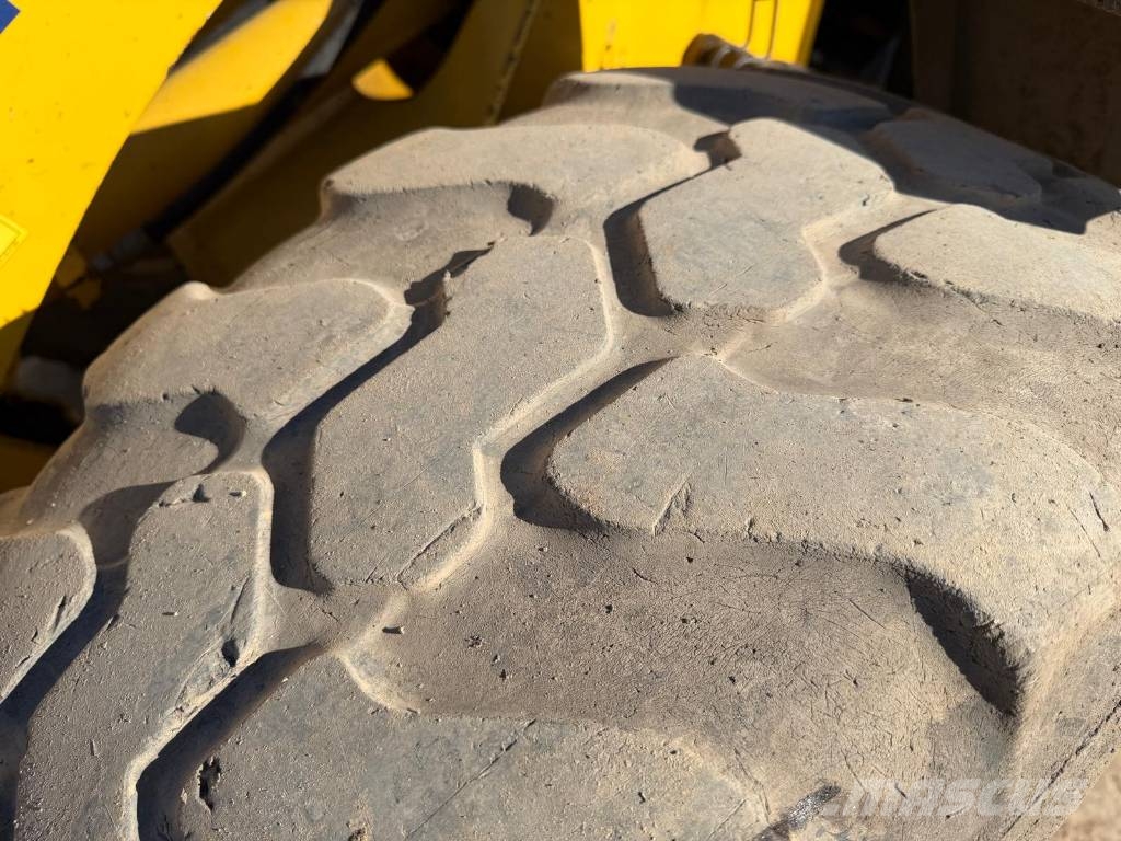Komatsu WA 75-3 Фронтальные погрузчики