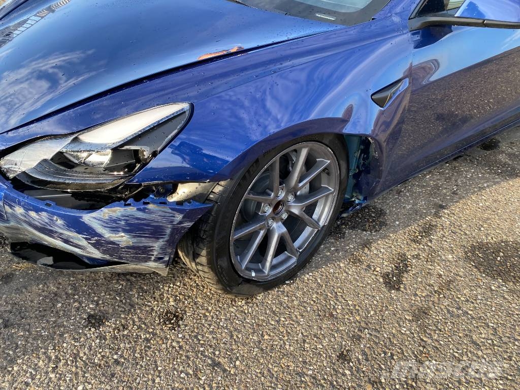 Tesla Model 3 Basis RWD Carte Grise Française endommagée Coches