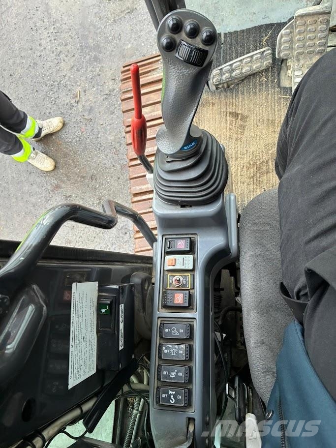 Hitachi ZAXIS 225 USR LC 履带挖掘机
