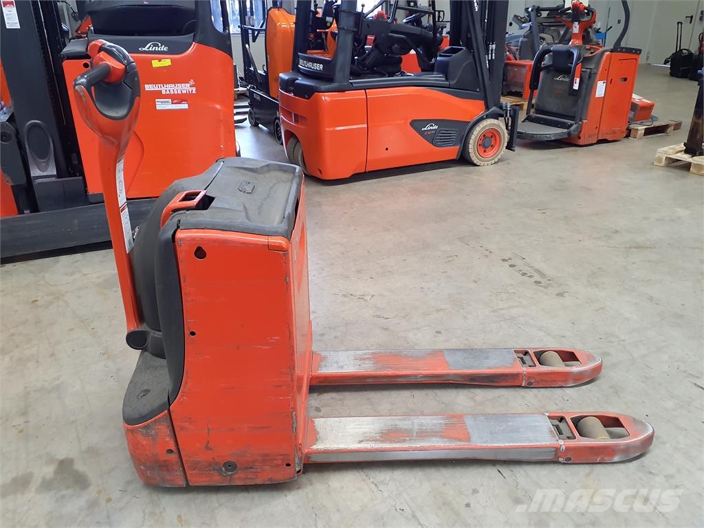 Linde T16 Pedestrian stackers