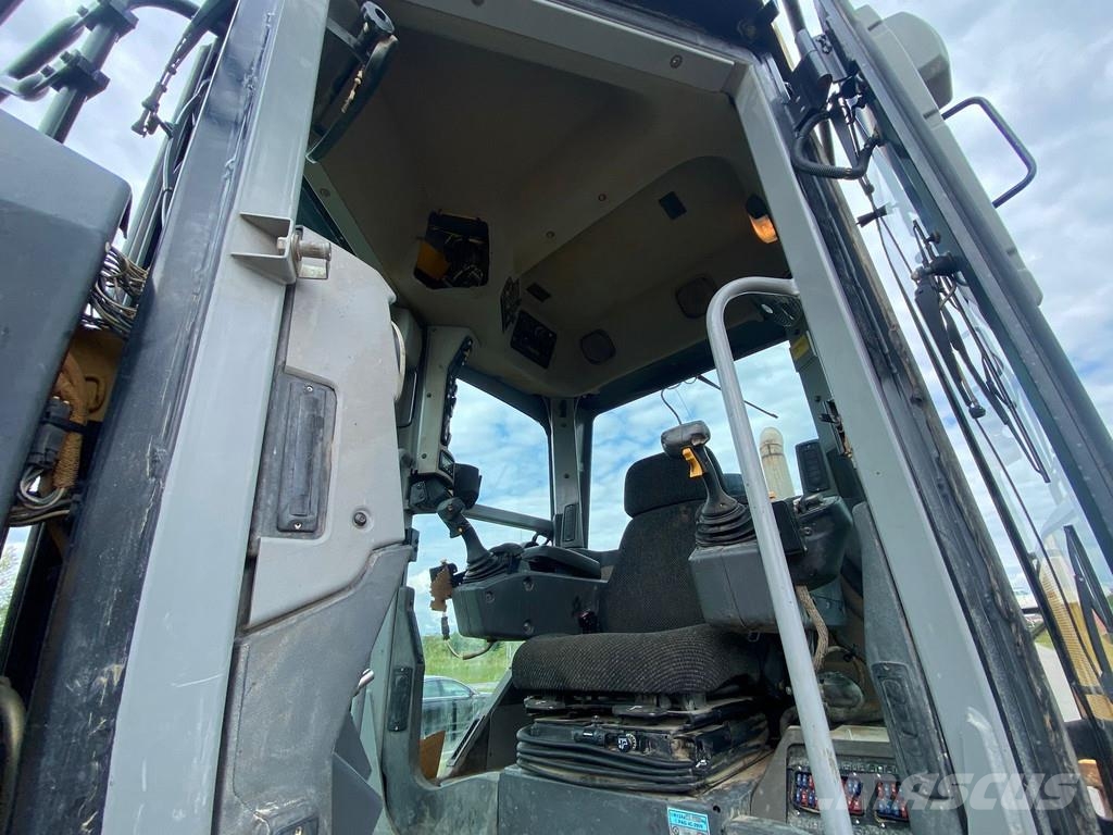 CAT 140M Ripper + Pushblock Tiehöylät