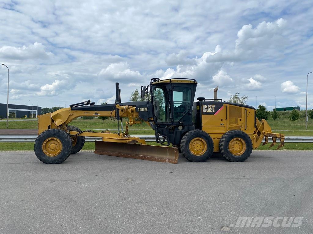 CAT 140M Ripper + Pushblock Tiehöylät