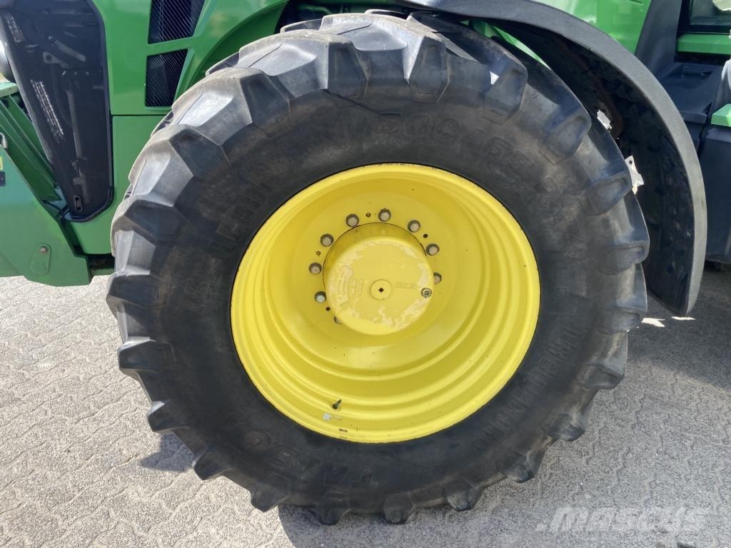 John Deere 8245R Трактори