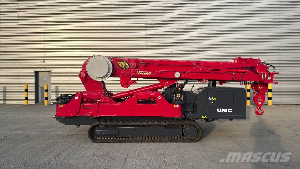 Unic URW-706-2 小型起重機