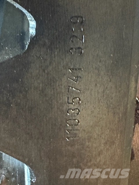 Volvo A 40 DIFFERENTIAL 軸