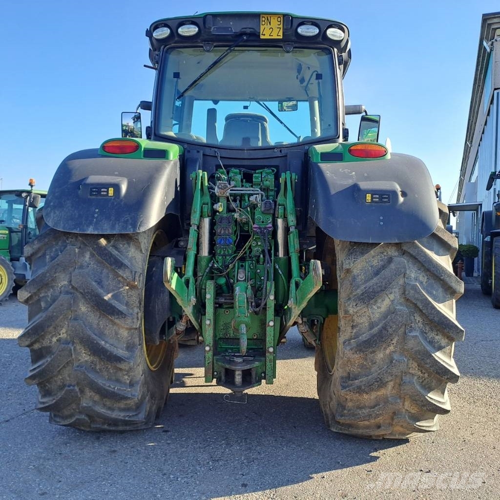 John Deere 6215 R AutoPower الجرارات