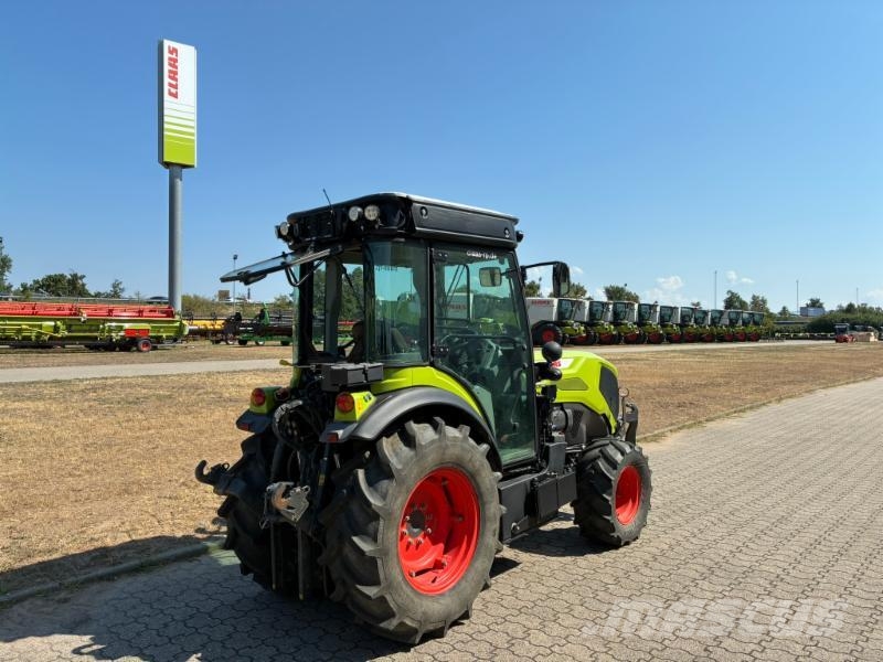 CLAAS NEXOS 240 S Traktoren