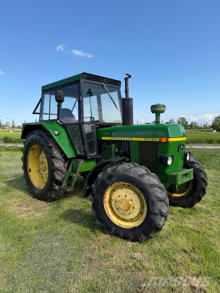 John Deere 3130 الجرارات