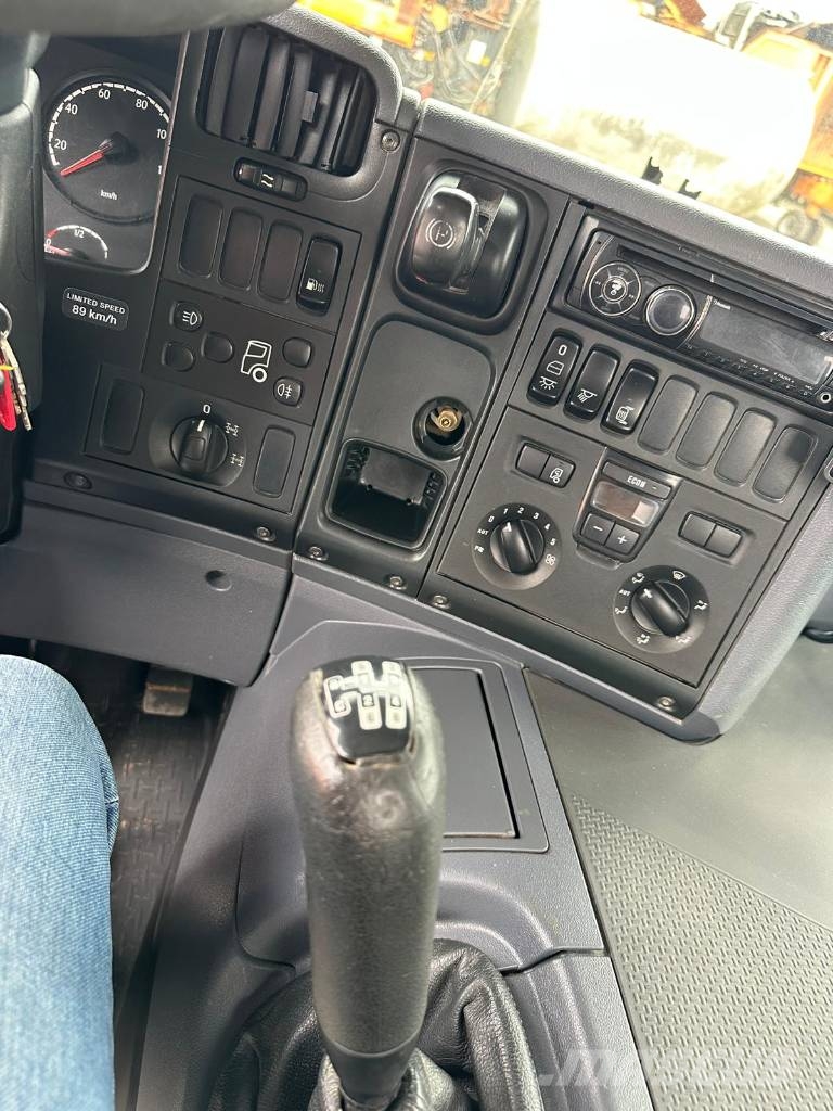 Scania P 400 吊鉤式起重車
