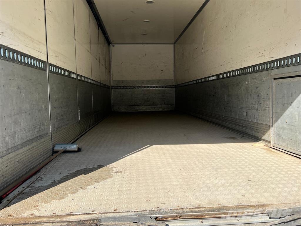 Volvo FL 240 4x4 Camiones con caja de remolque