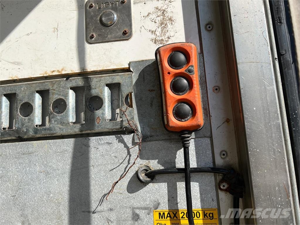 Volvo FL 240 4x4 Camiones con caja de remolque