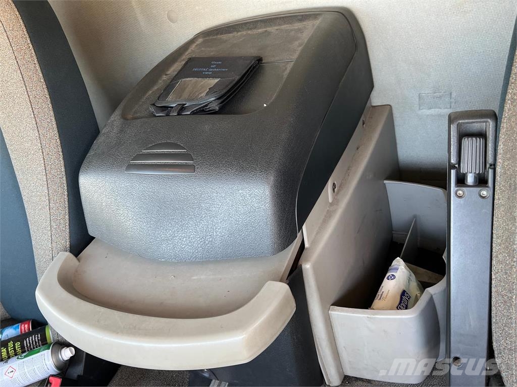 Volvo FL 240 4x4 Camiones con caja de remolque