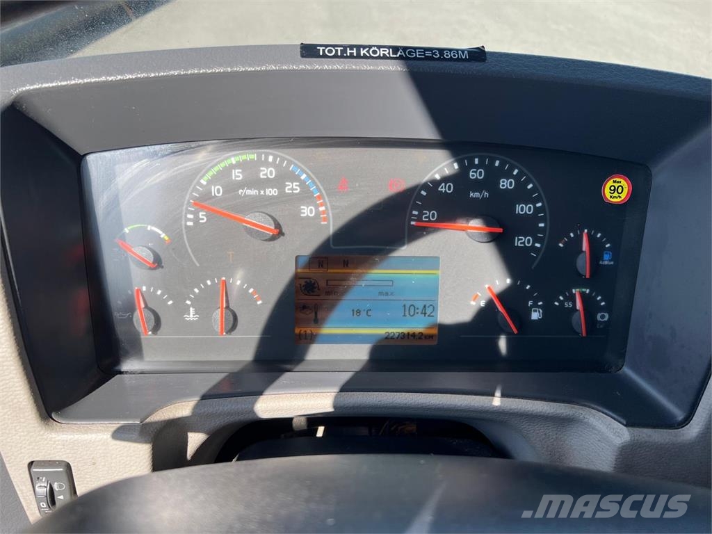 Volvo FL 240 4x4 Camiones con caja de remolque