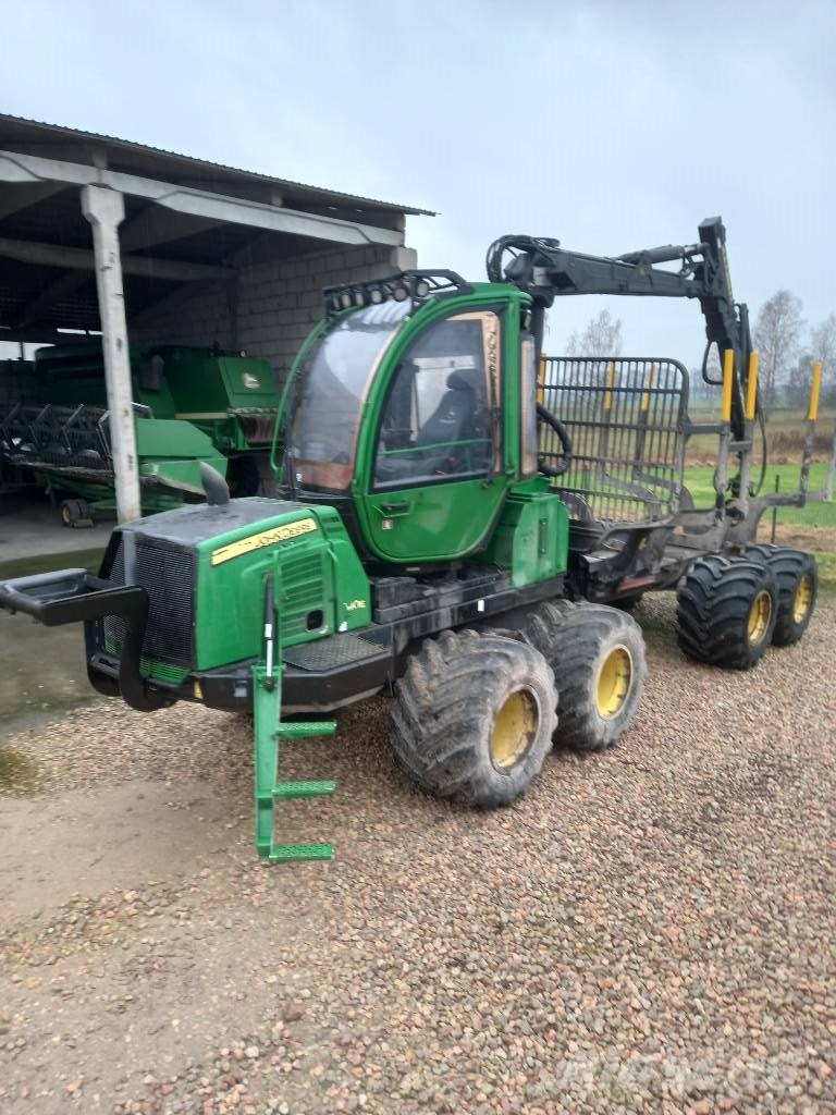 John Deere 810E Forvarderi