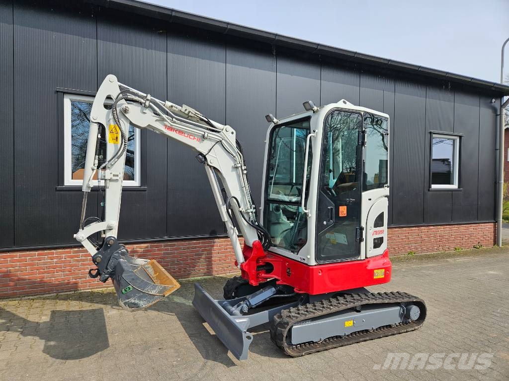 Takeuchi TB 325 R حفارات صغيرة أقل من 7 طن (حفارات صغيرة)