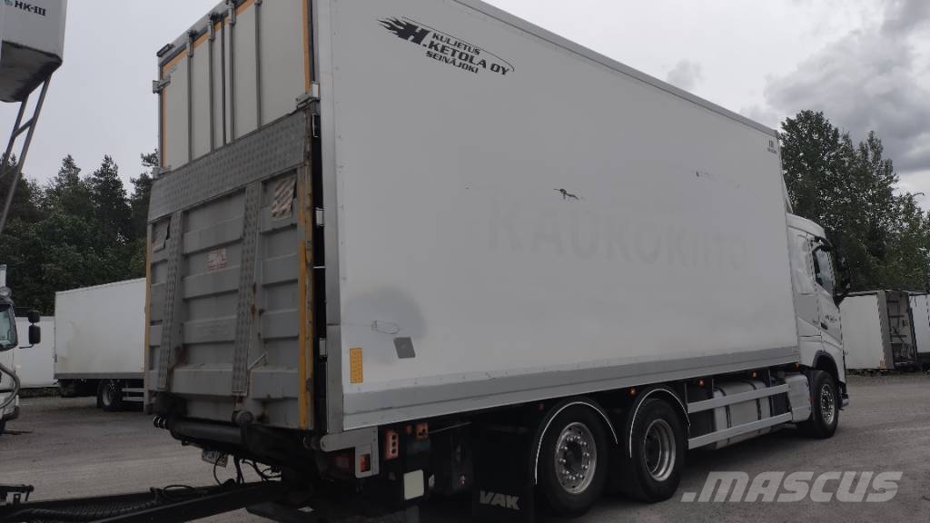 Volvo FH13 6x2 sivuauk+pl-nostin +5 aks kärry Camiones con caja de remolque