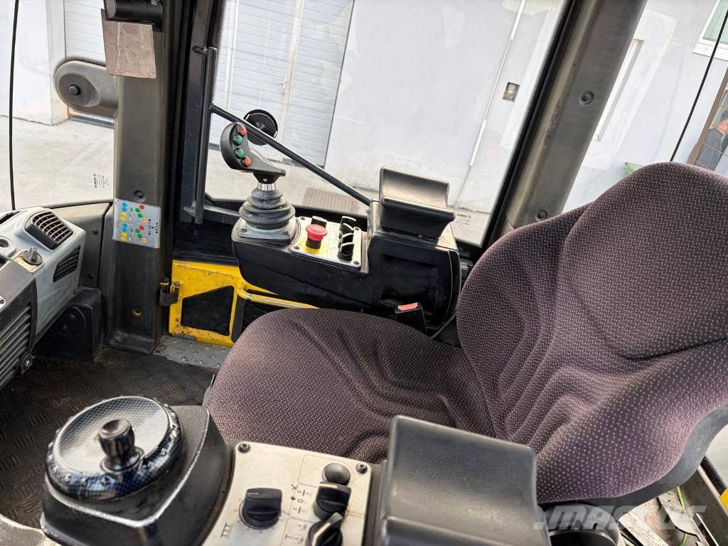 Bomag BW 151 AD-5 مداحل ثنائية الاسطوانة