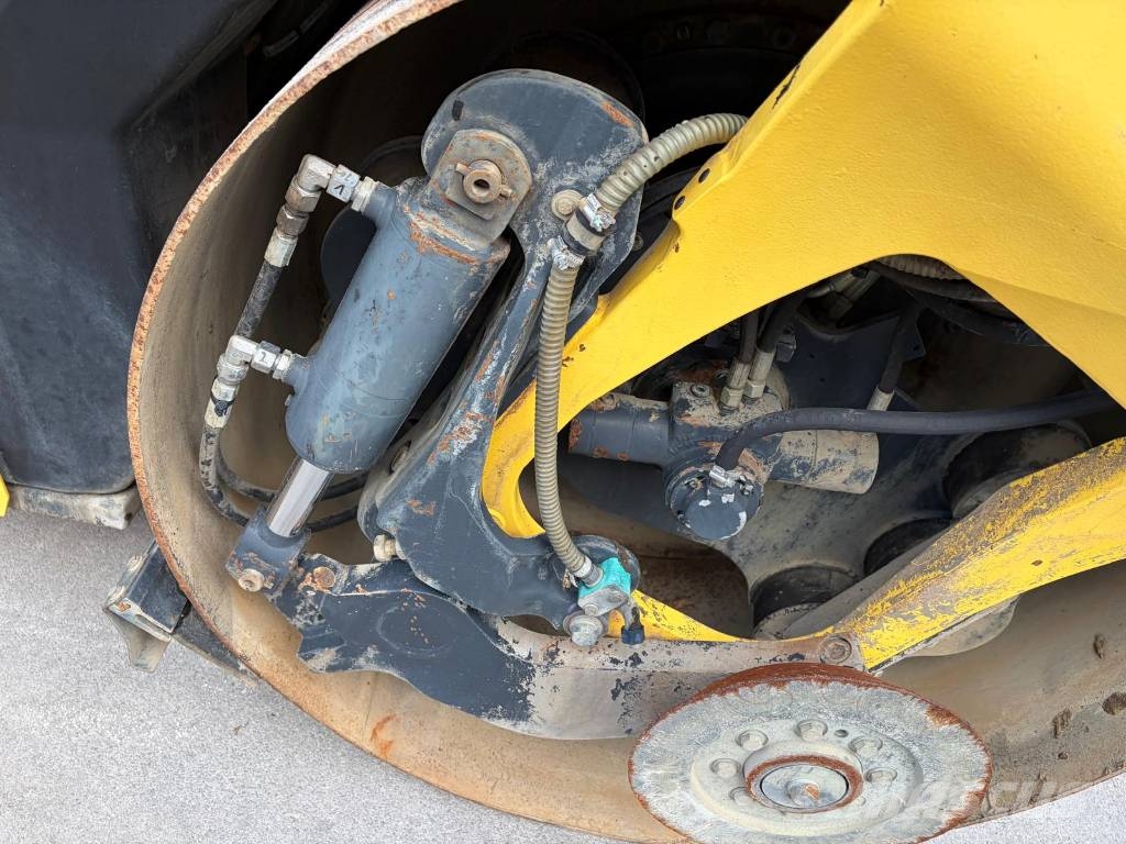 Bomag BW 151 AD-5 مداحل ثنائية الاسطوانة