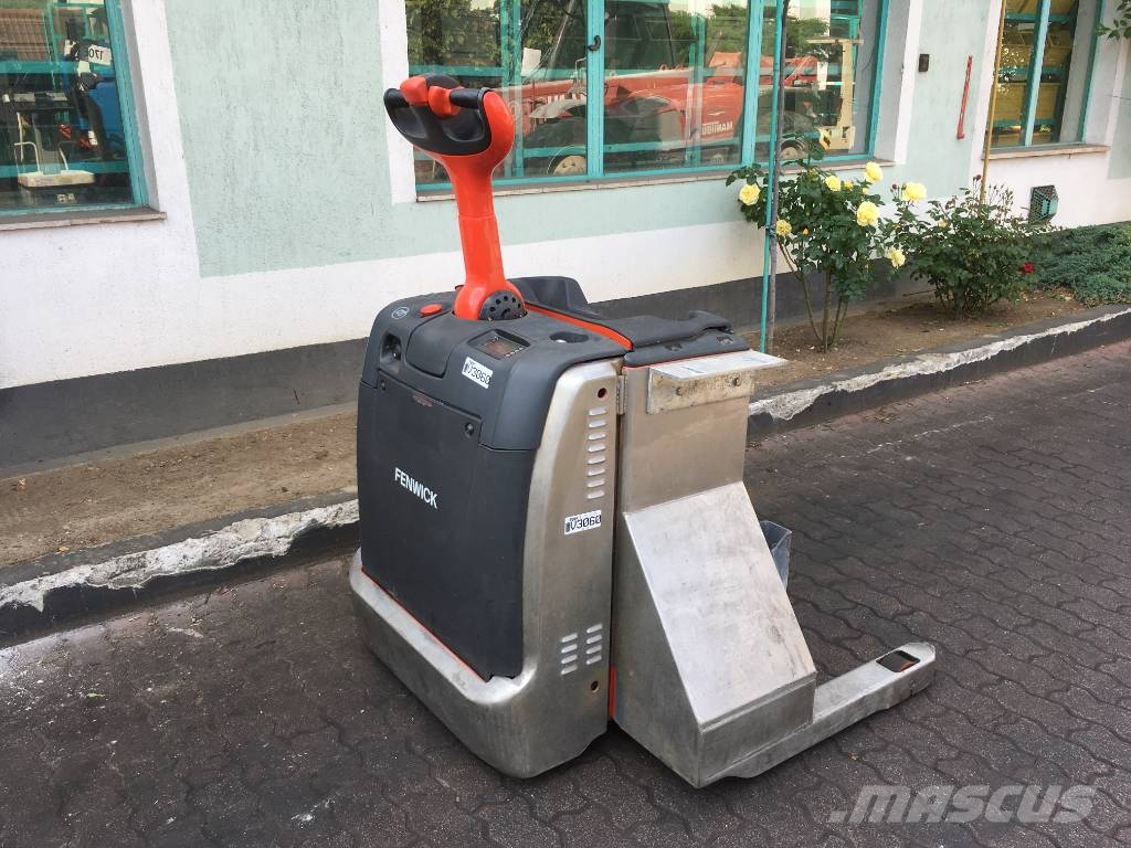 Linde T30 TOWING STACKER V-3060 EO Тягачі колісні