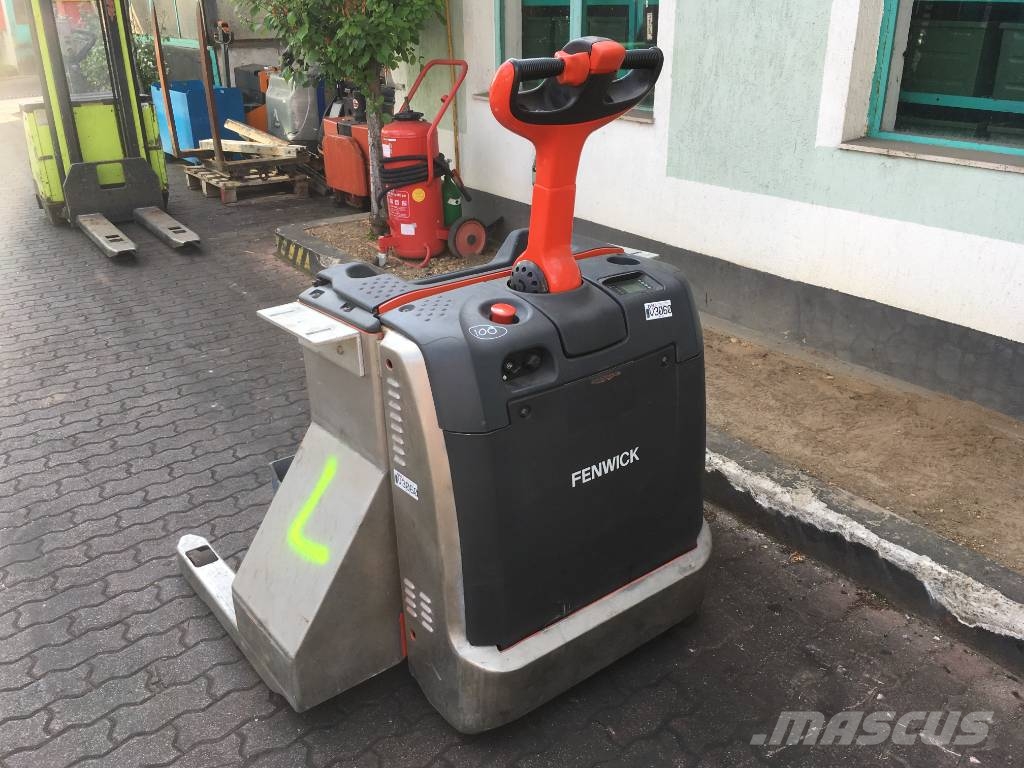 Linde T30 TOWING STACKER V-3060 EO Тягачі колісні