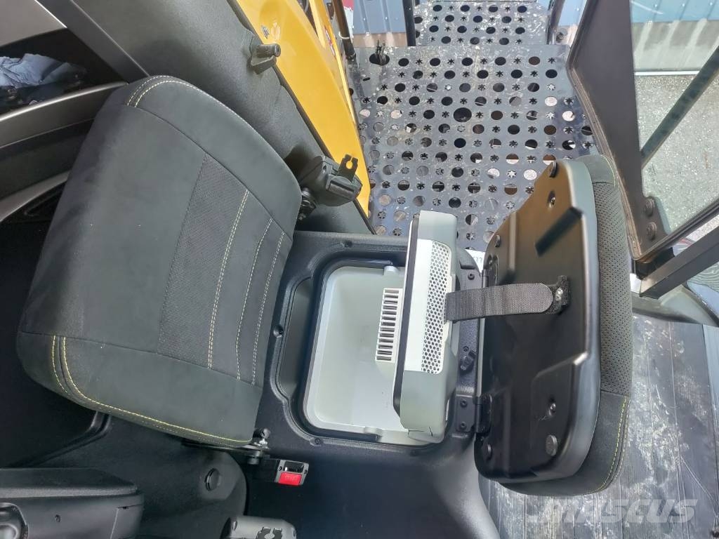New Holland CX 8.90 SLH + MACDON FD230 Kombinované zberacie stroje