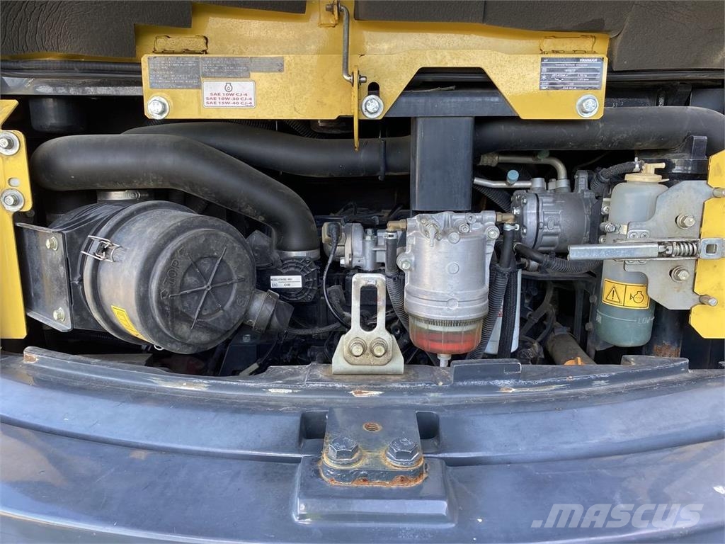 Yanmar VIO80-1A حفارات بعجل